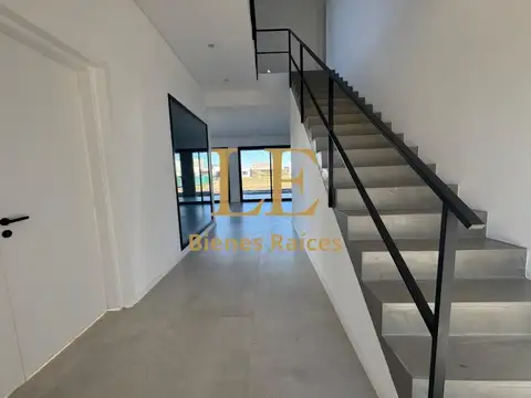 Casa en Venta con 5 cocheras