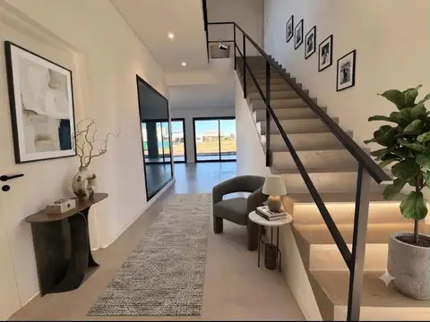 Casa 6 ambientes con 5 baños