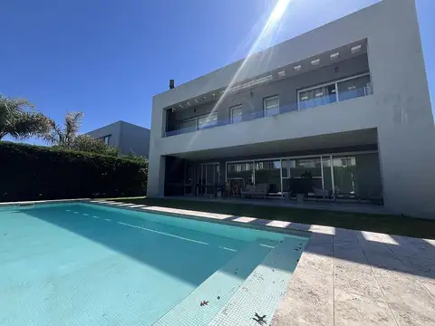 Ayres plaza - moderna casa en venta