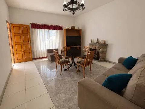 VENDEMOS CASA 3 AMB. EN PB C/PATIO - V. LUZURIAGA