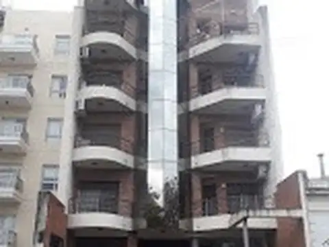 1 ambiente grande, impecable con balcón