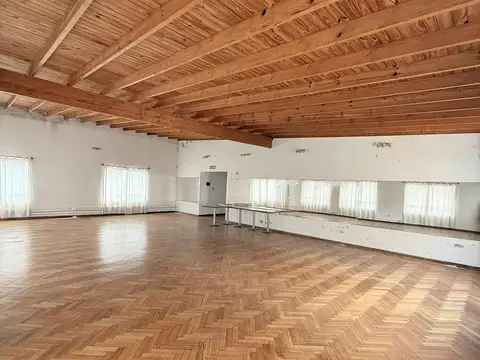 Local Complejo deportivo la plata con pileta y gimnasio