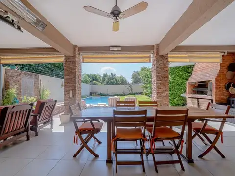 Casa en Venta con 2 cocheras