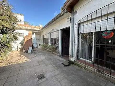 Laprida al 2700 entre Acha y Juan B. Justo (ph al fondo)
