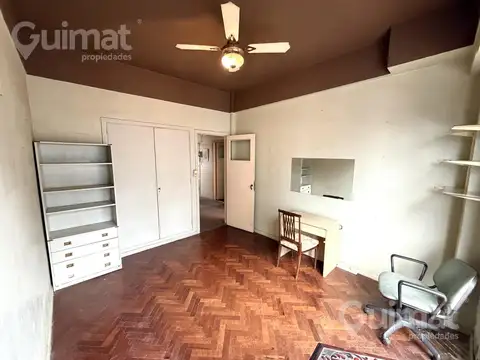 Semipiso de 4 ambientes con dependencia, balcón corrido y orientación norte – Apto crédito
