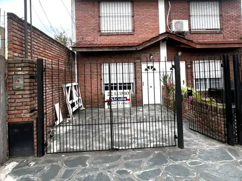 Casa - Alquiler - Argentina, Tres de Febrero - POGGIO PABLO 1800