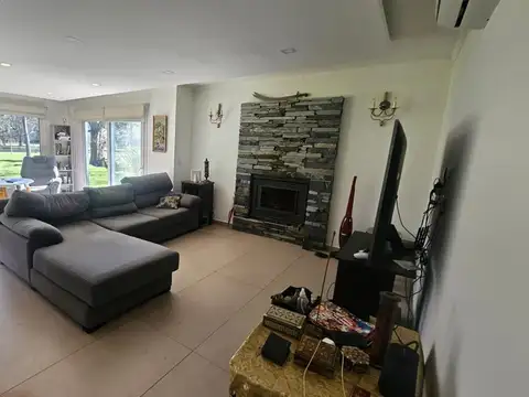Casa 6 ambientes con 4 baños
