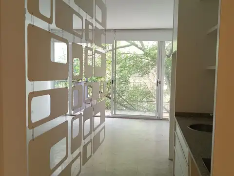 Monoambiente con balcón al frente