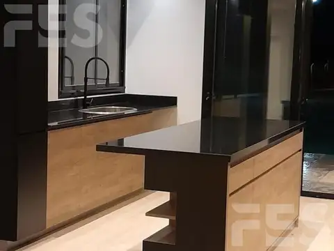 Casa 5 ambientes con 4 baños