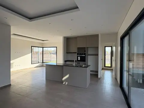 Casa en Venta con 4 cocheras