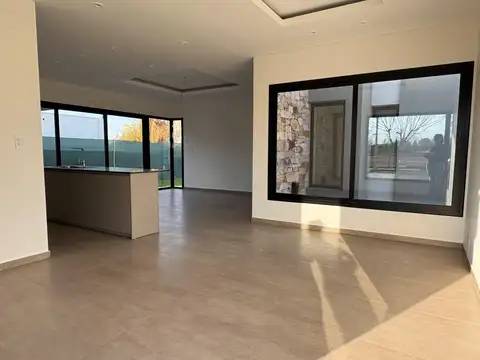 Casa 4 ambientes con 2 baños