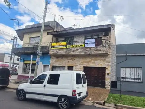 Casa en Morón Norte | a metros del Plaza oeste | 6 ambientes