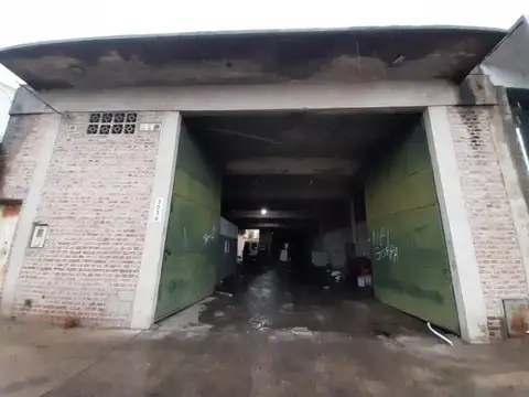 Galpón en Alquiler de 300m2 sobre lote de 10x43 en Quilmes