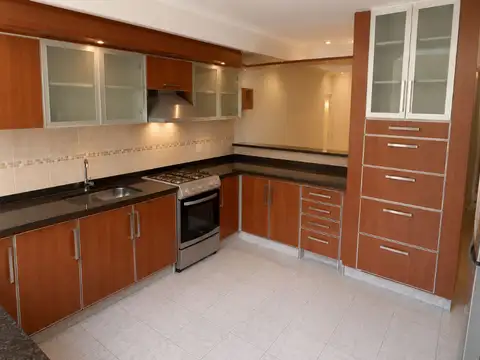 CASA 5 AMBIENTES  DEPENDENCIA  JARDIN  COCHERA