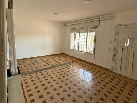 Casa 9 ambientes con 1 baño