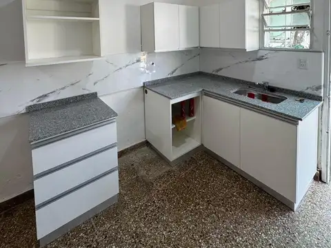 CASA A LA VENTA 2 DORMITORIOS, 2 CUADRAS BV LOS GRANADEROS