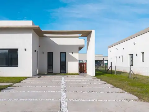 Venta casa 4 ambientes a estrenar en Prados del Oeste.