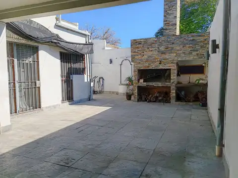 Casa 7 ambientes con 1 baño