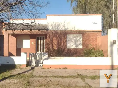 Casa en venta - 3 Dormitorios 1 Baño - Darregueira