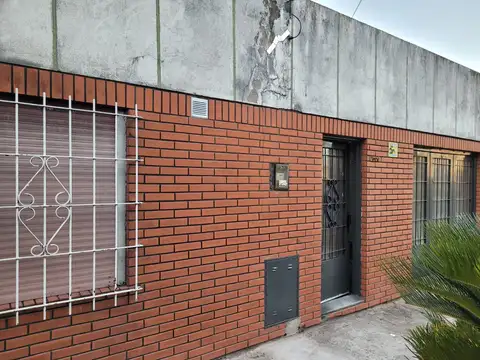 Casa en alquiler en Luis Guillon 