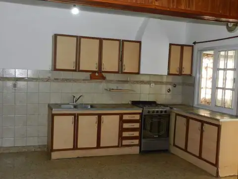 Casa en alquiler en Luis Guillon  disponible febrero