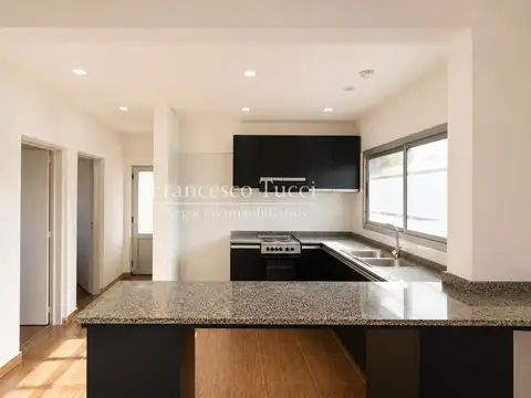 Casa en Alquiler con 2 cocheras