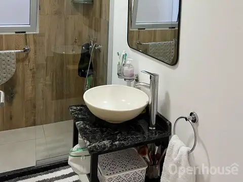 Casa 4 ambientes con 2 baños