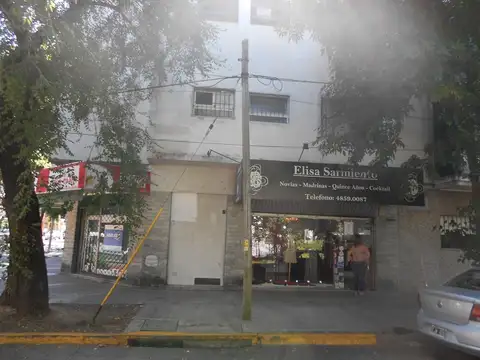 IMPECABLE LOCAL A PASOS LAPRIDA - FTE. EStaCION J.B.JUTO ***-