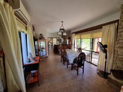 Casa 4 ambientes con 2 baños