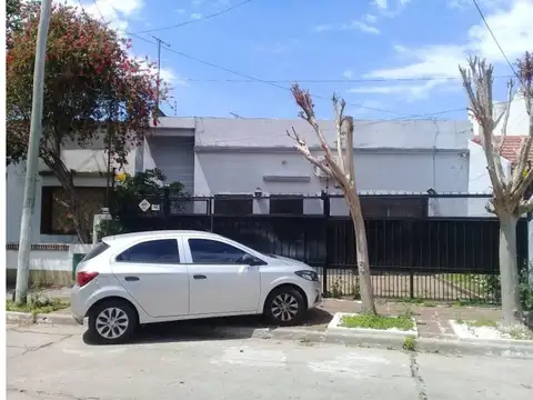 Casa en venta de 5 ambientes en Bernal con garage, quincho y