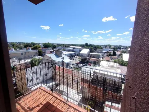 3 ambientes luminosos, con balcón vista abierta