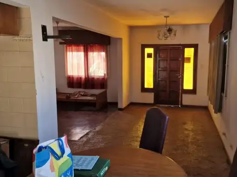 VENTA CASA 5 AMB. C/COCHERA A.CREDITO-GRAND BOURG