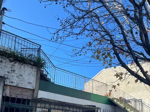 OPORTUNIDAD 2 VIVIENDAS , AMPLIO GARAGE, PATIO Y TERRAZA