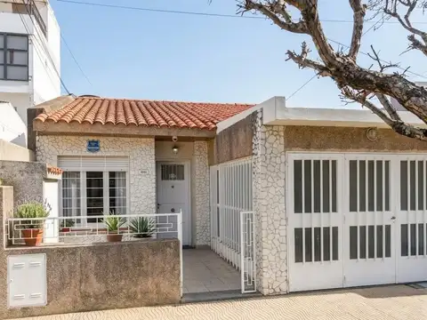 CASA EN VENTA  AL FRENTE EN ZONA SUR CON COCHERA