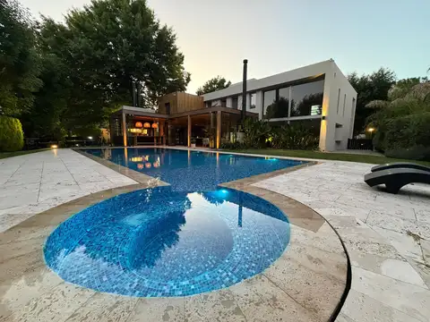 Casa en Venta con 6 cocheras