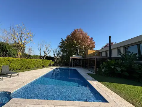 Casa 5 ambientes con 4 baños