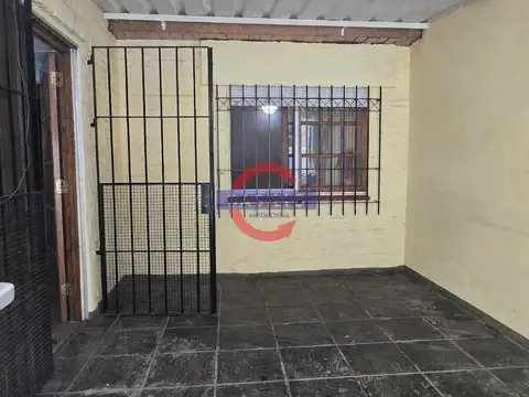 PH EN PLANTA BAJA TIPO CHALET, 4 AMBIENTES CON COCHERA Y JARDÍN, A 1 CUADRA DE AV. DE MAYO