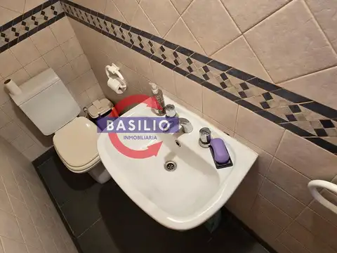 PH EN PLANTA BAJA TIPO CHALET, 4 AMBIENTES CON COCHERA Y JARDÍN, A 1 CUADRA DE AV. DE MAYO