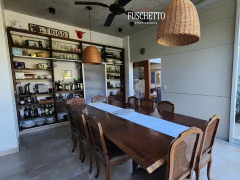 Casa 5 ambientes con 4 baños