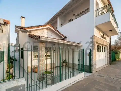VENTA Casa 3 dormitorios, patio y pileta en venta City Bell.