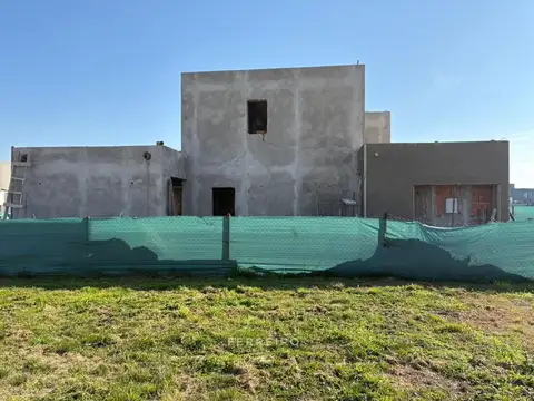 Casa en Venta con 4 cocheras