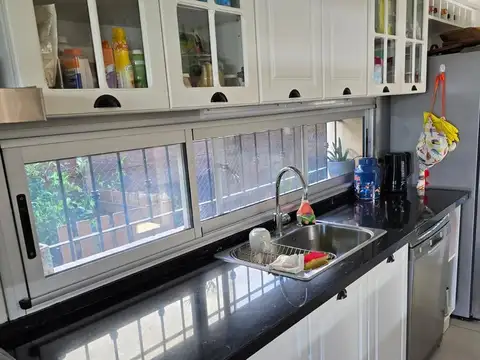 Casa 6 ambientes con 2 baños