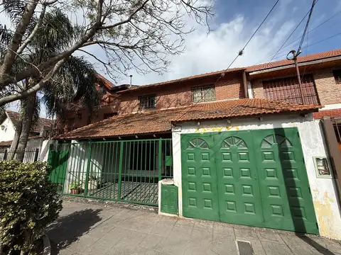 OPORTUNIDAD PARA INVERSORES! VENTA CASA A REFACCIONAR EN MARTINEZ! 10 AMBIENTES PATIO JARDIN CON POSIBILIDAD DE DIVIDIRLA EN DOS UNIDADES FUNCIONALES!