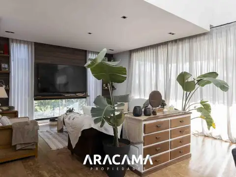 Casa en Alquiler con 2 cocheras