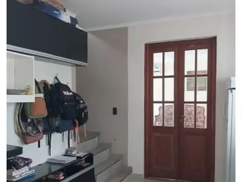 Casa 8 ambientes con 2 baños