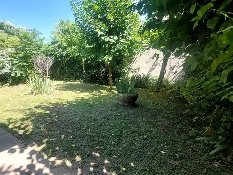 CASA BURZACO BARRIO CORIMAYO AMPLIO TERRENO