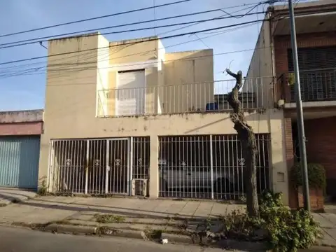 Casa en venta - 3 Dormitorios 2 Baños - Cochera - 242Mts2 - Luján
