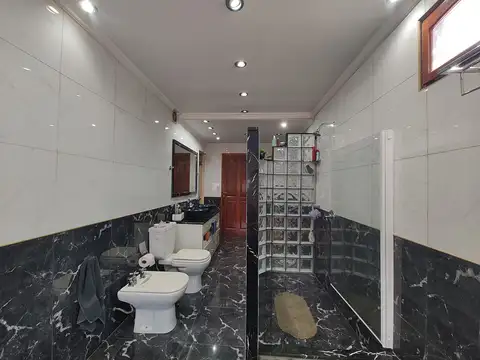 Casa 4 ambientes con 2 baños