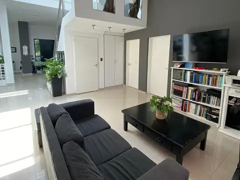 Casa 10 ambientes con 5 baños