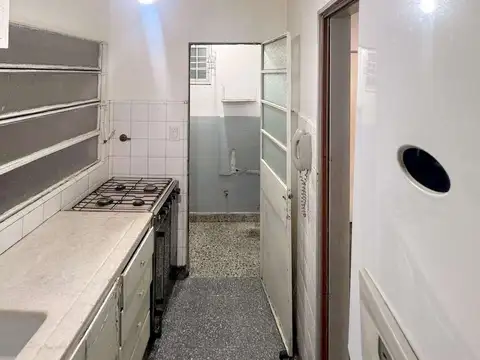 3 AMB. CONTRAFRENTE. CON RENTA. APTO PROF. CERCA DE AV.CALLAO, AV.CORDOBA, AV.PUEYRREDON, AV.RIVADAVIA. VARIAS LINEAS SUBTE. TEATRO COLON. 9 DE JULIO.OBELISCO